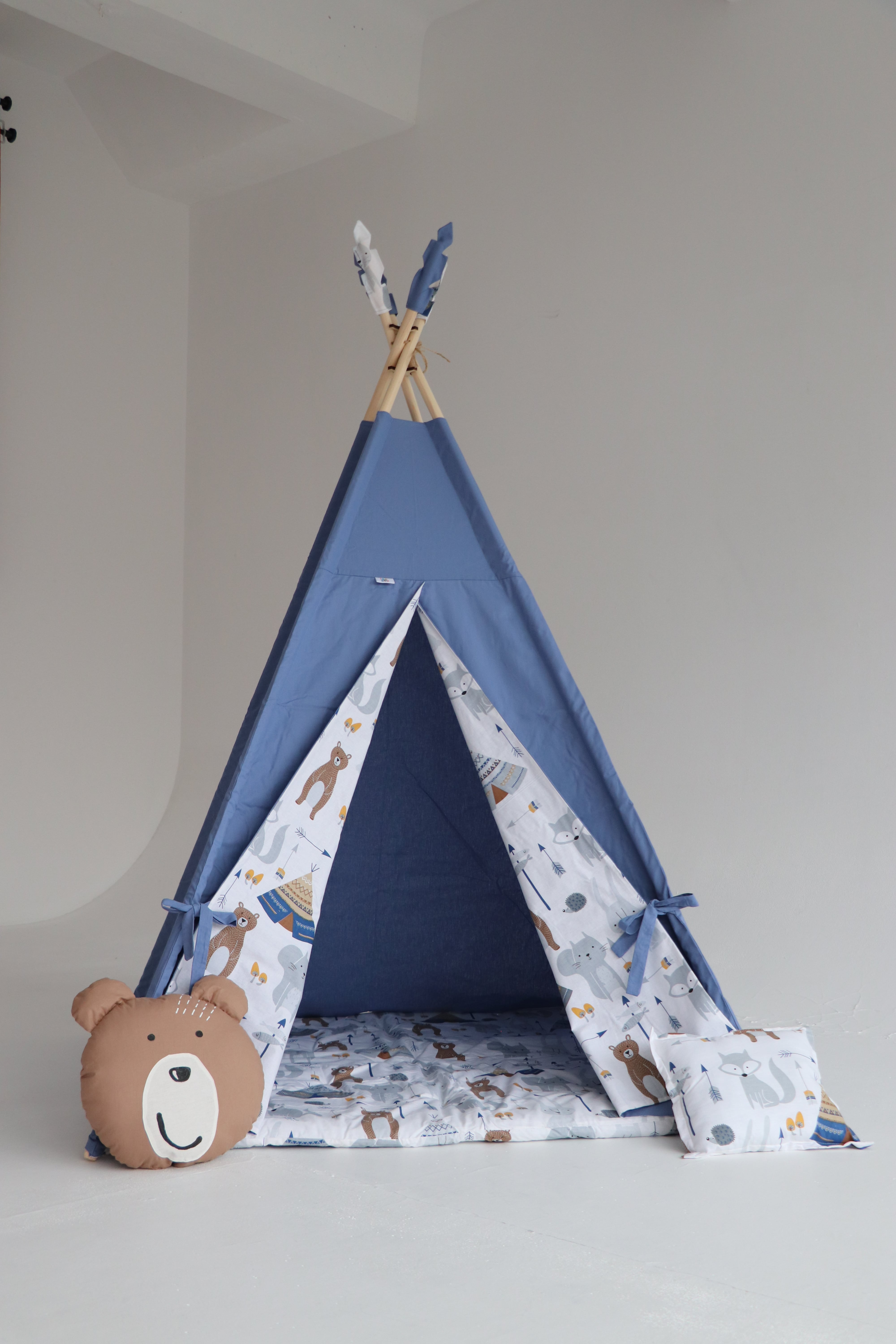 ლურჯი საბავშვო კარავი დათუნია და ოთხკუთხედი ბალიშებით